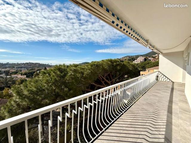 CAVALAIRE SUR MER, Secteur LES VIVARDS, CADRE VERDOYANT, CALME ABSOLU, 2/3PIECES, 61m2, TERRASSES EXPOSITION SUD/OUEST, VUE DEGAGEE, CAVE, PARKING