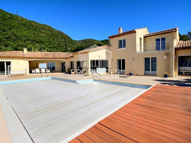 CAVALAIRE PROPERIETE DE 263M² VUE MER DOUBLE GARAGE PISCINE