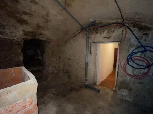 CAVE, IMMEUBLE, AUBAGNE, 1 ER ÉTAGE