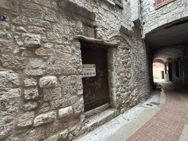cave / local centre du village de Peille