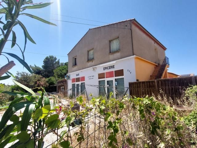 Caves, immeuble avec local commercial licence IV, studio et F4 sur une parcelle de 660 m2