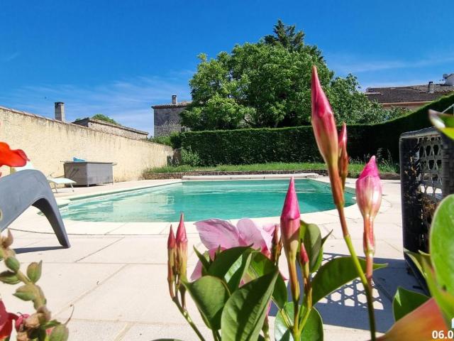 À 3 min du Golf de Pont Royal – Maison familiale avec piscine au calme absolu