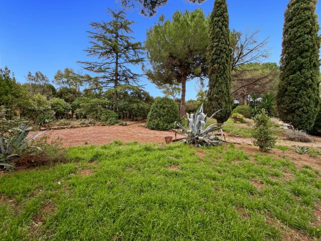 Cazouls les Béziers, superbe terrain constructible viabilisé de 635 m2
