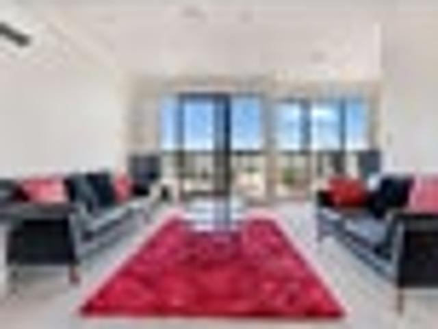 CBD Apartment Living with Lake Views!