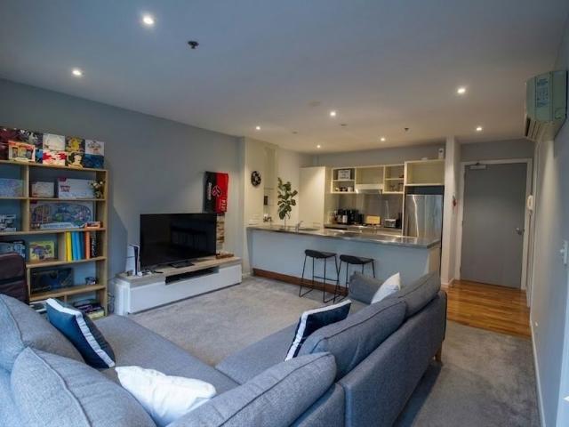 CBD apartment with sky tower views!