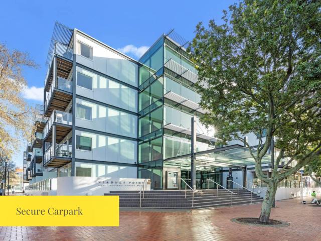 CBD apartment with sky tower views!