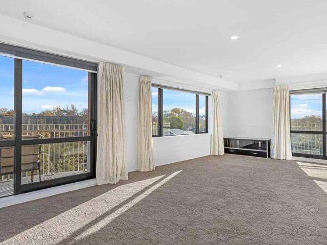 CBD Apartment with Underground Allocated Carpark, and Hagley Park Views!