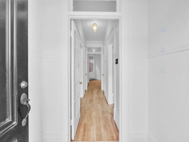 Ce vaste logement 6½ se distingue par sa luminosité et ses plafonds de 9 pieds