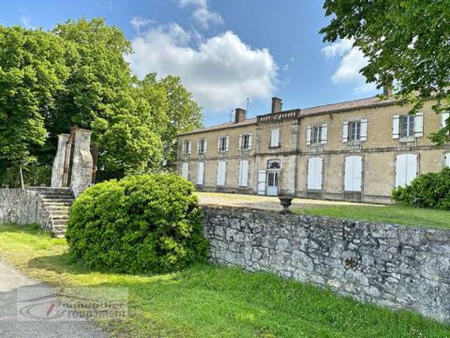 Ce magnifique château viticole datant du 16ième et