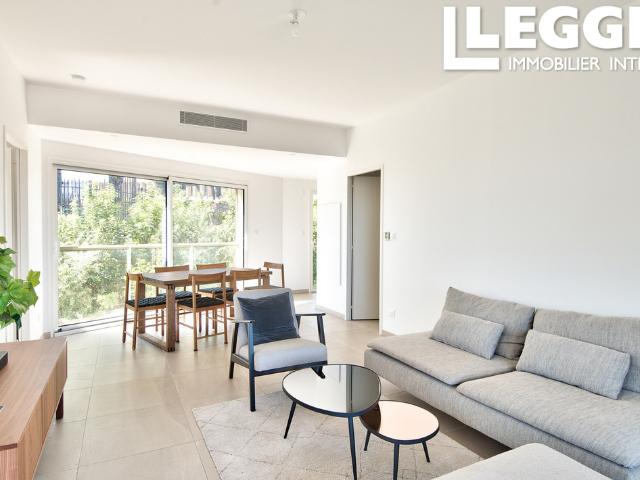 Ce superbe appartement 3P de 69,5m2 avec terrasse et vue mer avec double exposition sur Nice Ouest Fabron