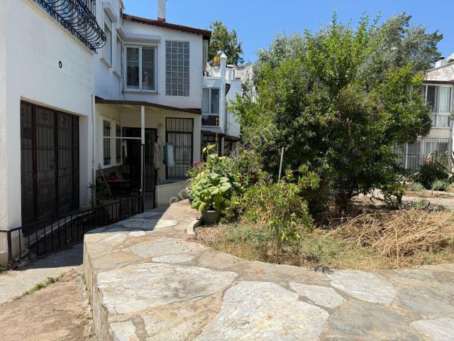 Cemal Emlak'tan Bodrum Turgutreis Merkezde Eşyalı Kiralık 2+1 Bahçe Katı Daire
