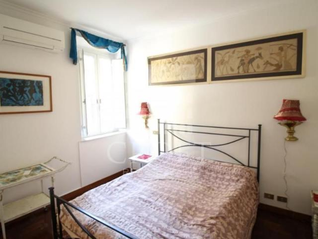 Center VIA GIULIA: Bright, furnished 2 bedroom, 2 bath, full kitchen and bonus study home office. Quiet flat located in well kept building with air conditioning, modern baths and kitchen, near all shops, services and transport. REF 2210