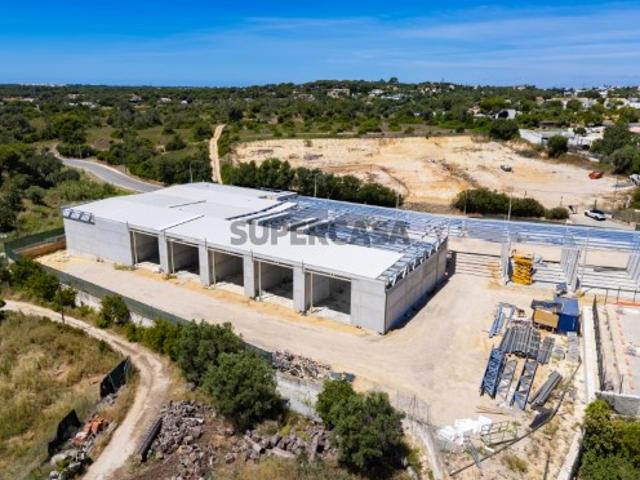 Centro Comercial, com 11 lojas e 7 armazéns, Algarve