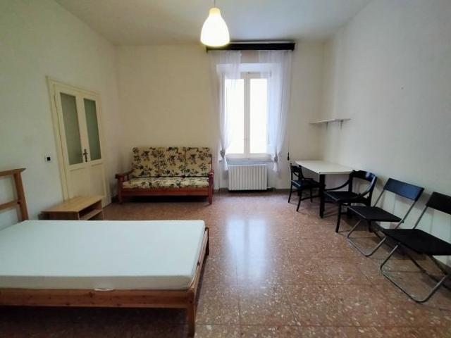 Centro, ampia singola per STUDENTESSA
