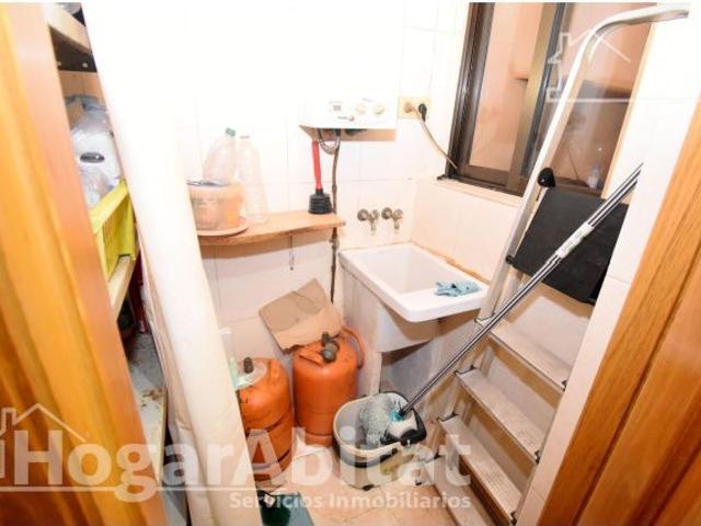 ¡CENTRO DE CASTELLÓN! BAJO ACOGEDOR Y ESQUINERO, CON TRASTERO Y AMUEBLADO