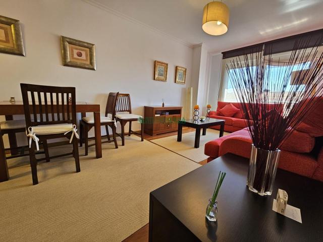 centro de A Cañiza impecable dos dormitorios, dos baños, garaje, tastero