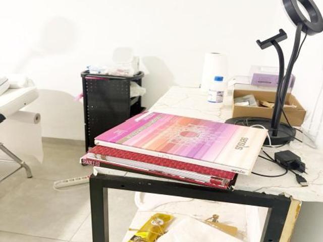Centro de Estética y Peluquería en traspaso en zona centro de Valencia. Equipado y listo para contin