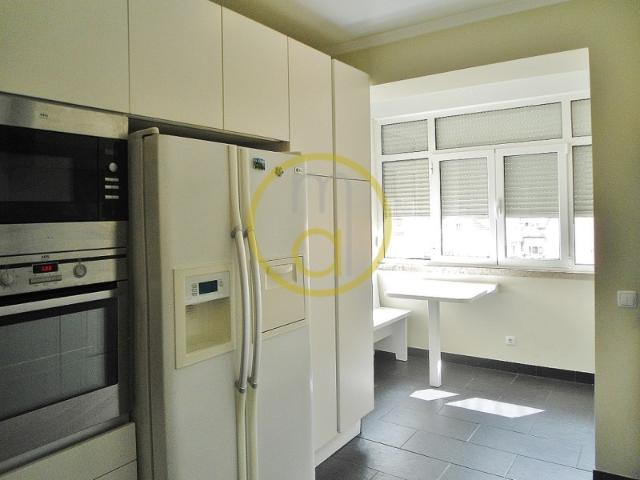 CENTRO LISBOA à AV. ROMA apart. T4 com cozinha equip. 3wc