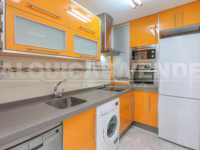 Centro San Gil, junto a la Alameda de Hércules. Estupenda y coqueta vivienda amueblada de 2 dormitorios se alquila. Garaje