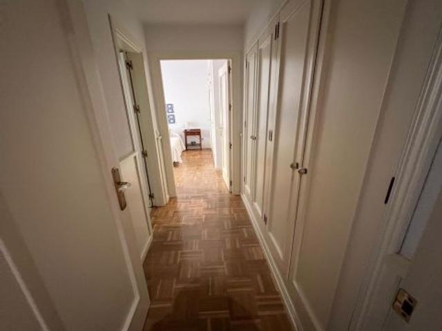 Centro San Julián, junto Muralla. Coqueto y amplio apartamento amueblado se alquila. Patio propio