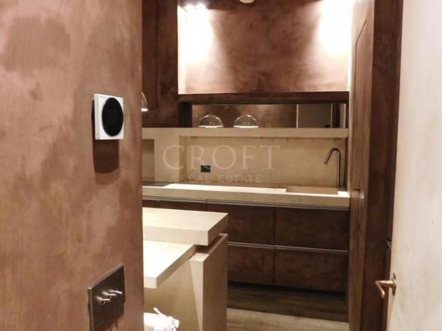 Centro Storico – Via Giulia: Prestigioso Appartamento di 125 mq Croft Real Estate propone in vendita un elegante appartamento di 125 mq, finemente ristrutturato, situato in un palazzo d'epoca con ascensore. rif. 2395