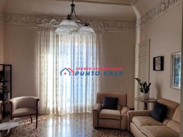 CENTRO STORICO – Via Osorio – Appartamento al 1p. s/a – 170 mq ca. – 4 vani + acc. Buone condizioni, ottima posizione. Euro 140 mila CL F