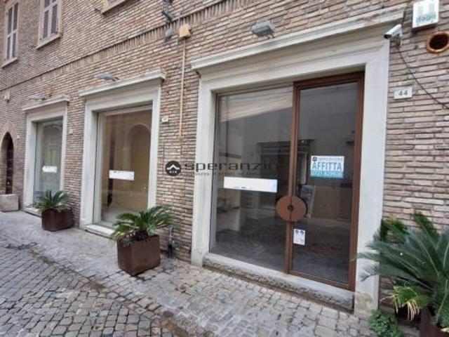 CENTRO STORICO: Nel cuore pulsante di fano, in una delle vie più prestigiose del centro storico, proponiamo in affitto un locale commerciale di grande