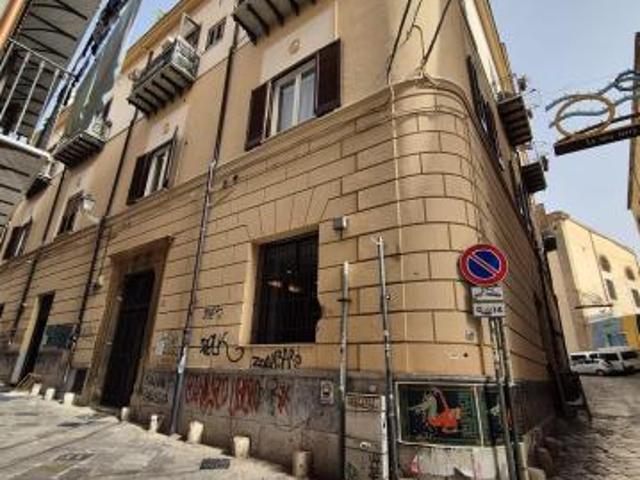 centro storico, Piazza Santa Chiara, locale commerciale ideale come investimento