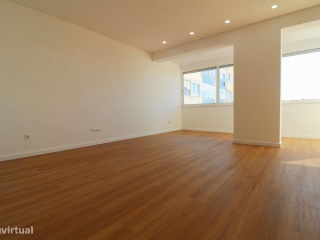 CENTRO SUL/ALMADA T2 NOVO, remodelado a estrear com varanda!