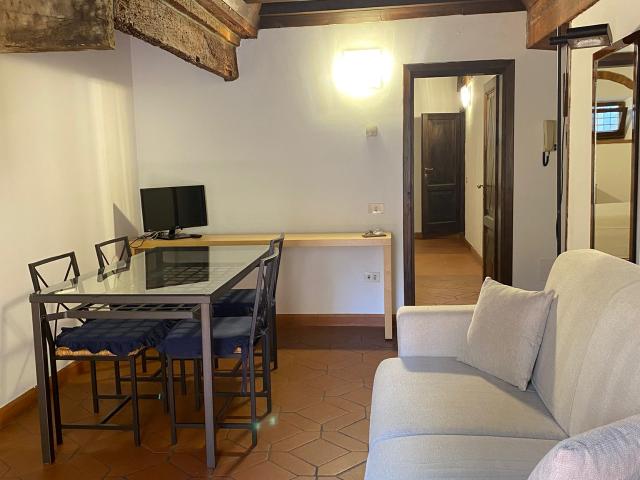 Centro, P.zza S. Croce bilocale arredato S12