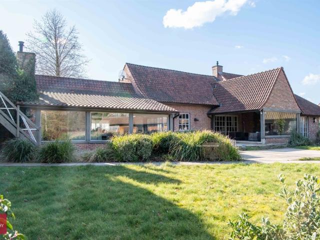Centraal en rustig gelegen villa met praktijkmogelijkheden
