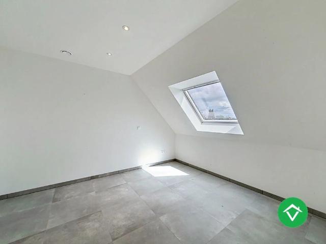 Centraal gelegen nieuwbouwwoning met 3 slaapkamers, tuin en overdekte autostaanplaats