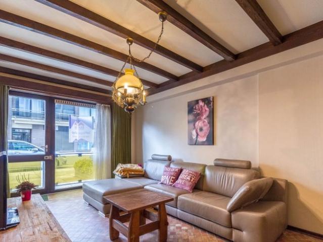 Centraal gelegen, op te frissen, appartement met 2 kamers