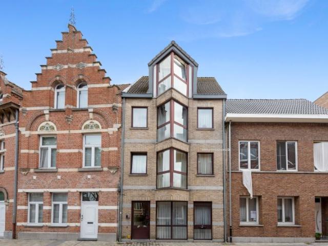Centraal gelegen opbrengsteigendom met kantoorruimte en 2 bovenliggende appartementen