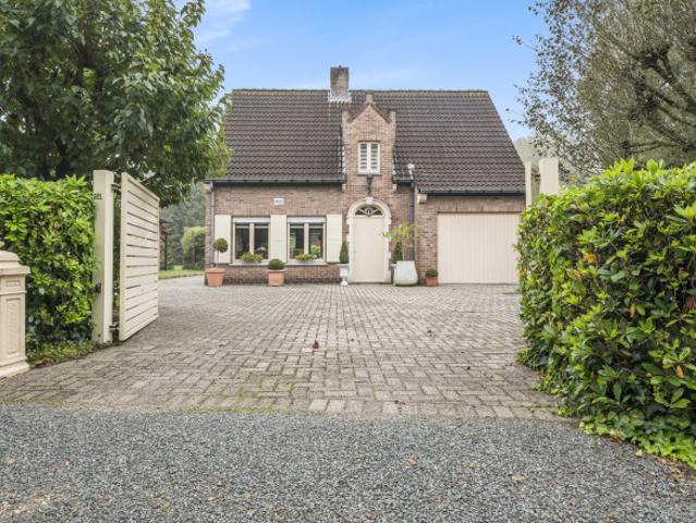 Centraal gelegen open bebouwing met ruime kamers en garage