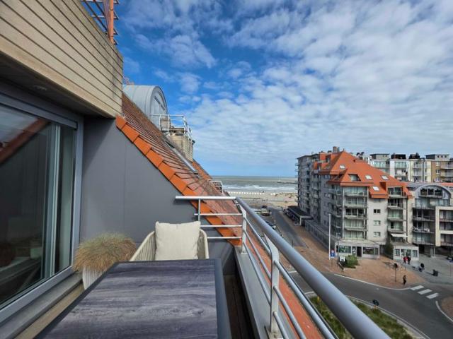 Centraal gelegen appartement met zeezicht op toplocatie t.
