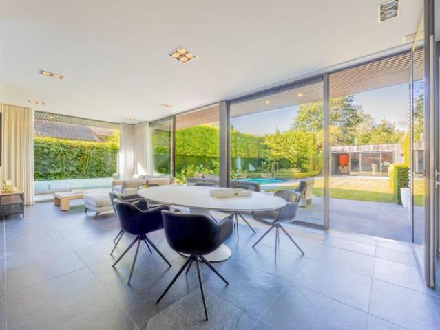 CENTRAAL GELEGEN BURGERWONING MET ZWEMBAD