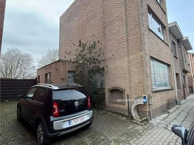 Centraal gelegen grote HOB met 4 slpks, open keuken, badkamer, garage, grote tuin. Opp 865m². TOPPER! Ref.16464. Aalst