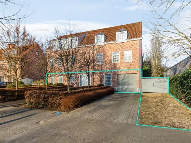Centraal gelegen instapklaar ruim GLVL APP met 3 SLK, dubbele garage & prachtige tuin