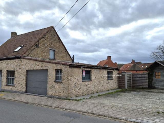 Energiezuinig, centraal gelegen, instapklare alleenstaande woning met 3 slpkrs, 2 bdkmrs, tuin, garage en ruime oprit. Ref. 161