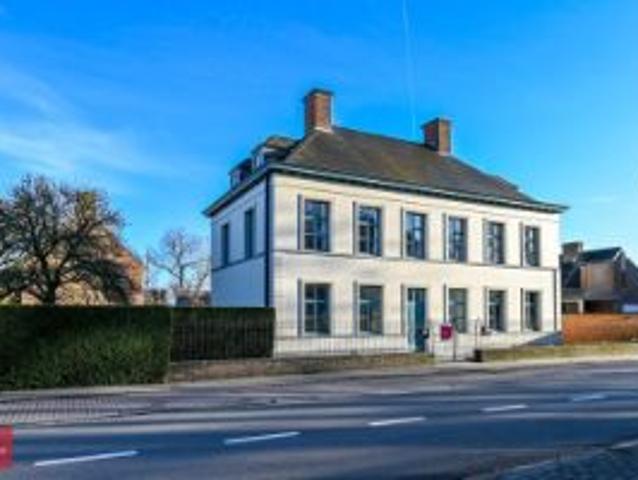Centraal gelegen klassevol herenhuis bestaande uit 2 woon.