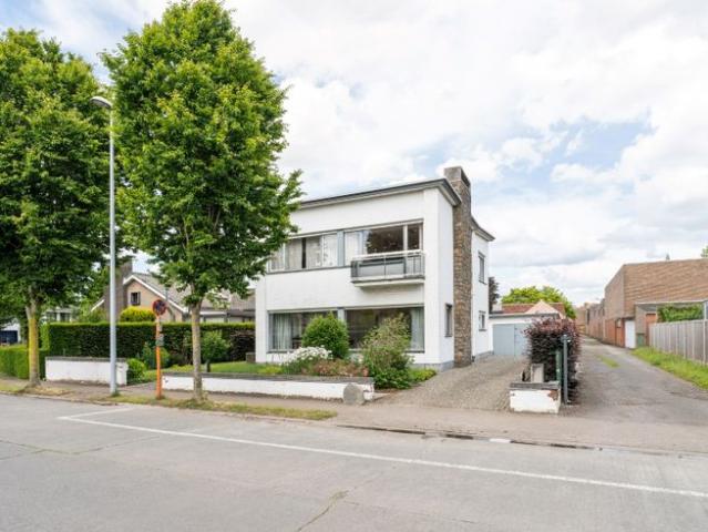 Centraal gelegen lichtrijke villa met 3 slpk, tuin en garag