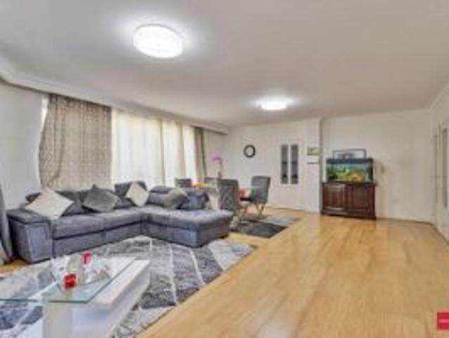 Centraal gelegen ruim 3 slaapkamer appartement