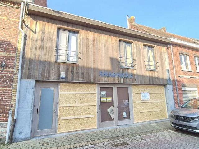 Centraal gelegen ruim handelspand 285m² met appartement, 2 s