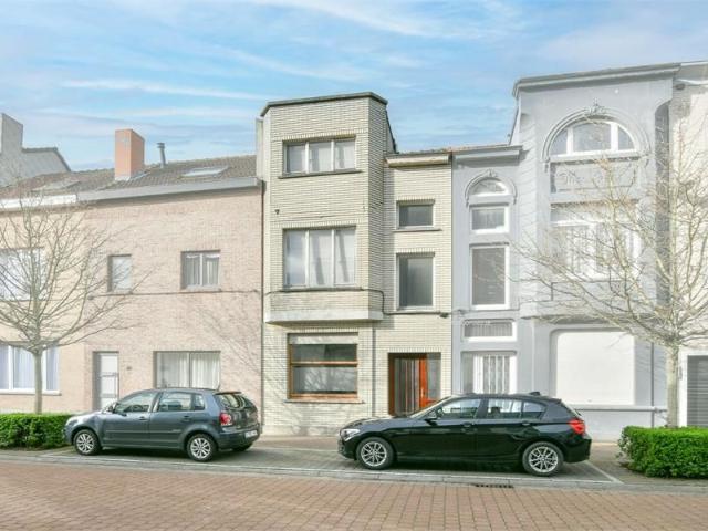 Centraal gelegen rijwoning met 4 slaapkamers en koer