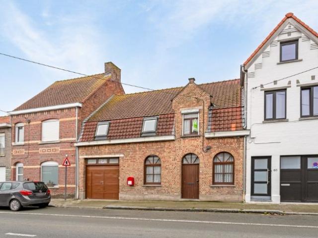 Centraal gelegen tussenwoning met garage en ruime tuin in.