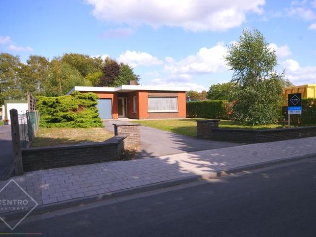 Centraal gelegen woning met 3 slpks en garage op 900m²!