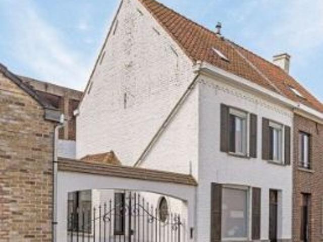 Centraal gelegen woning met 3 slpks, oprit naast de woning e