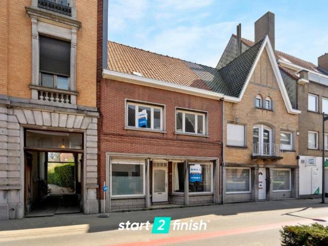 Centraal gelegen woning met drie slaapkamers, diepe tuin en