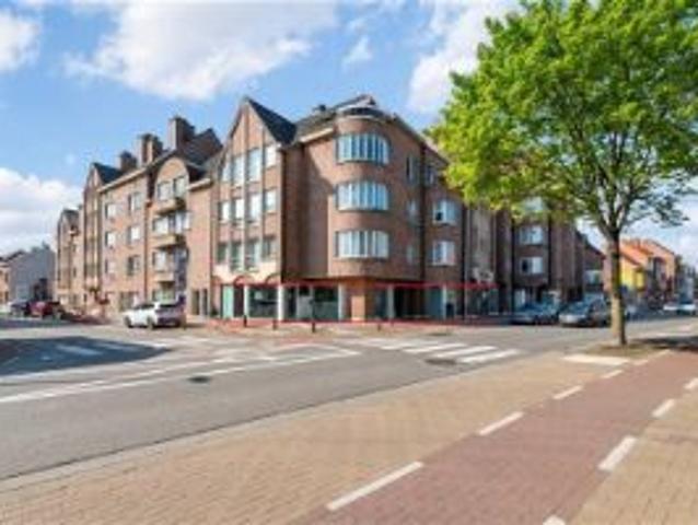 Centraal gelegen zeer ruim commercieel pand met 5 parkeerpla